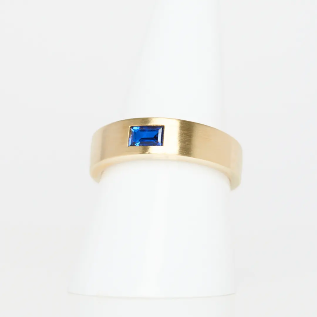 Damenring in 333 Gelbgold mit blauem Spinell