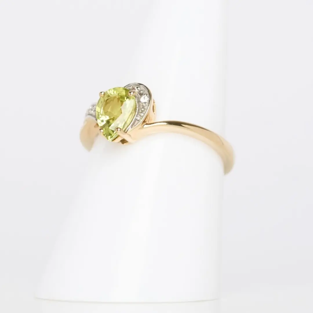 Damenring in 375 Gelb- und Weißgold mit Chrysoberyll und weißen Safiren