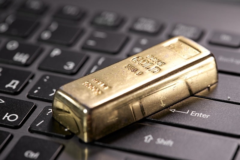 Goldbarren auf Tastatur
